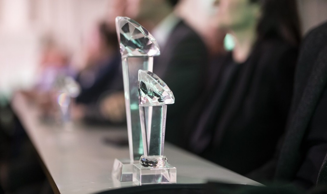 Foto: Swiss Press Award Pokale in Form eines Diamanten