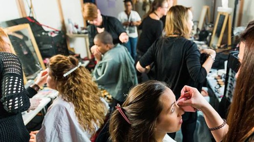 Bild von Föhnen, schminken, beruhigen