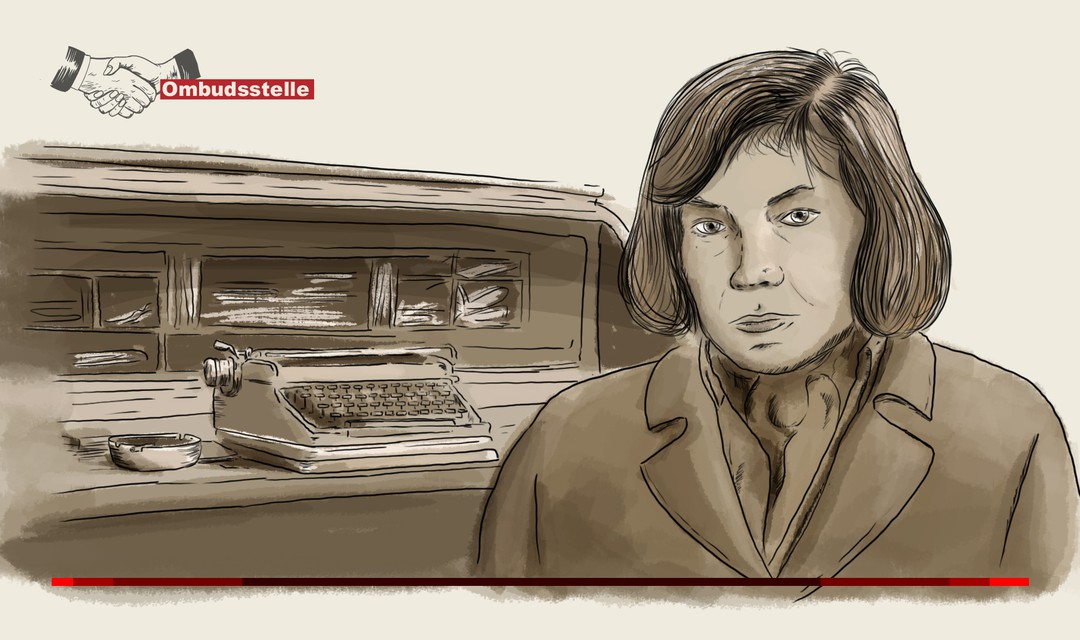 Die Illustration zeigt die Autorin Patricia Highsmith. Im Hintergrund ist ihr Schreibtisch mit einer mechanischen Schreibmaschine zu sehen.