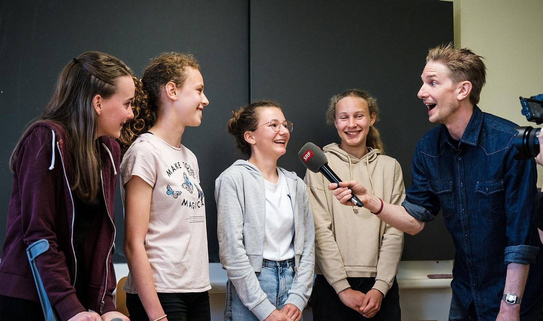 Moderator Raphael Labhart zu Besuch bei einer der teilnehmenden Klassen