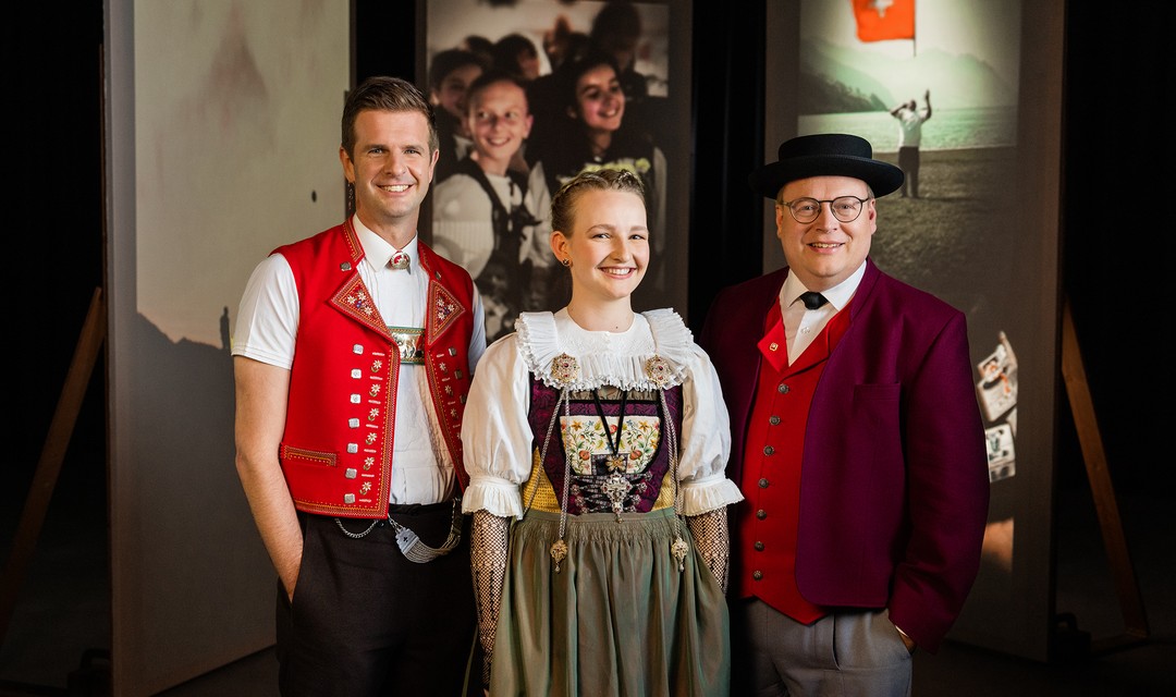 Gruppenbild von Nicolas Senn, Arlette Wismer und Sämi Studer in traditionellen Trachten