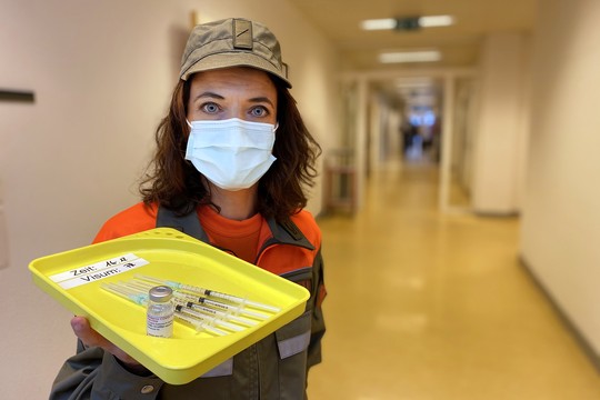 Bild von «Mona mittendrin»: Im Impfzentrum