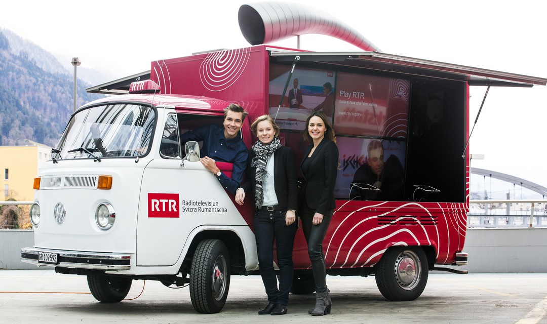RTR-Bus «Microlotta»: Livio Cchistell, Ladina Heimgartner und Isabella Wieland freuen sich auf Besuch.
