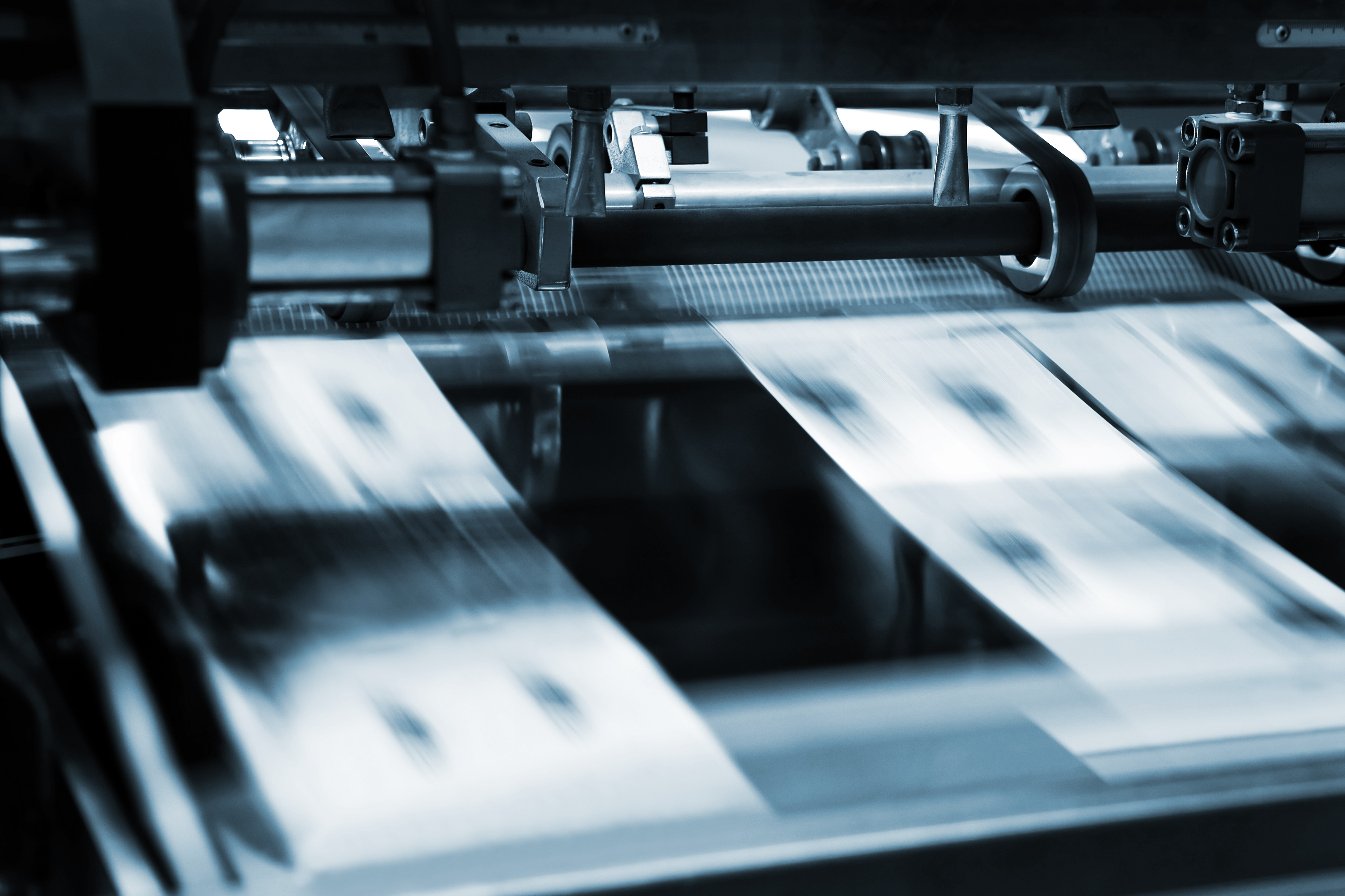 Полиграфический. Типография печать. Полиграфическая промышленность. Процесс печати в типографии. Печатный станок производство.
